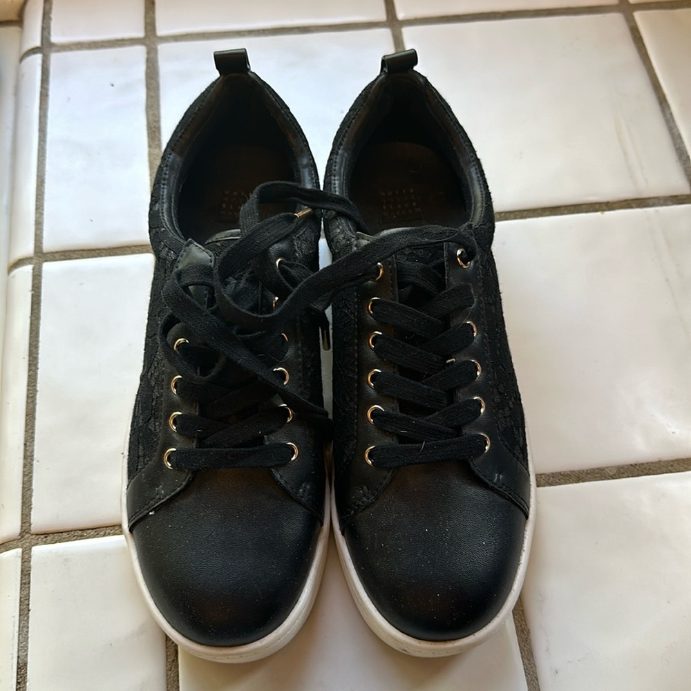Stylish tennis shoes that tie with lace